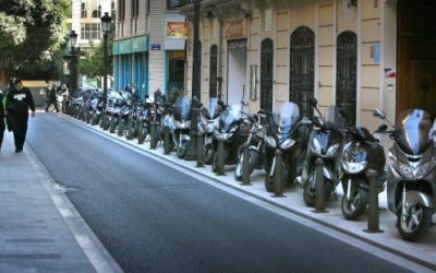 ¿Es legal aparcar la moto en la acera?